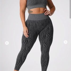 NVGTN size medium zebra leggings in black euc